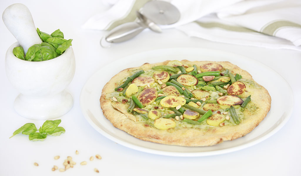 pizza con pesto fagiolini verdi patate e pinoli